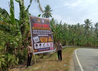 Cegah Kecelakaan di Jalur Rawan, Satlantas Polres Pasangkayu Pasang Spanduk Imbauan di Gunung Letawa