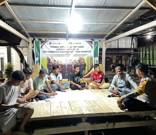 Jaga Keamanan Malam Hari, Bhabinkamtibmas Polsek Baras Sambangi Pos Kamling Desa Singgani