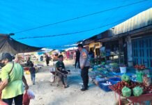 Berikut narasi berita dengan gaya humas kepolisian yang lebih menarik dan humanis: Narasi Berita Sambangi Pasar Bulu Mario, Bhabinkamtibmas Polsek Sarudu Pantau Kamtibmas dan Berikan Rasa Aman