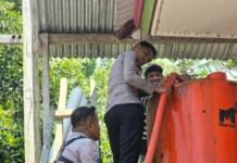 Kemarau Melanda, Bhabinkamtibmas Polsek Pasangkayu Hadir Bawa Harapan Lewat Bantuan Air Bersih
