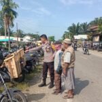 Bhabinkamtibmas Polsek Bambalamotu Kawal Aktivitas Pasar Randomayang, Pastikan Aman dan Lancar