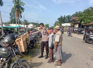 Bhabinkamtibmas Polsek Bambalamotu Kawal Aktivitas Pasar Randomayang, Pastikan Aman dan Lancar