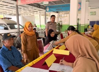 Bhabinkamtibmas Polsek Pasangkayu Monitoring Cek Kesehatan Gratis, Sambut HUT Sulbar ke-22