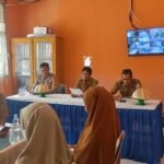 Bhabinkamtibmas Polsek Bambalamotu Hadiri Rapat Komite, Sekolah Tegaskan Penanganan Pelanggaran Tata Tertib Siswa