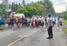 Bhabinkamtibmas Polsek Pasangkayu Tunjukkan Kepedulian, Kawal Pengantaran Jenazah hingga Pura Meraja Pati
