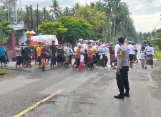Bhabinkamtibmas Polsek Pasangkayu Tunjukkan Kepedulian, Kawal Pengantaran Jenazah hingga Pura Meraja Pati