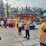 Bhabinkamtibmas Polsek Baras Amankan Melaspas, Pastikan Rangkaian Peresmian Pura Indra Giri Berjalan Aman