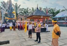 Bhabinkamtibmas Polsek Baras Amankan Melaspas, Pastikan Rangkaian Peresmian Pura Indra Giri Berjalan Aman