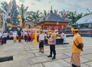 Bhabinkamtibmas Polsek Baras Amankan Melaspas, Pastikan Rangkaian Peresmian Pura Indra Giri Berjalan Aman