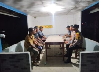 Bhabinkamtibmas Sambangi Pos Kamling, Perkuat Sinergi Warga Jaga Kamtibmas di Desa Motu
