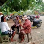 Bhabinkamtibmas Polsek Sarudu Kawal Rangkaian Purnama Kapat, Wujudkan Ibadah Umat Hindu yang Aman dan Khidmat