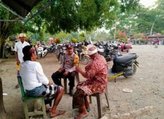 Bhabinkamtibmas Polsek Sarudu Kawal Rangkaian Purnama Kapat, Wujudkan Ibadah Umat Hindu yang Aman dan Khidmat