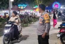 Bhabinkamtibmas Hadir di Tengah Warga, Pastikan Pasar Malam Desa Tikke Berjalan Aman dan Kondusif