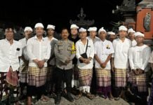 Polsek Sarudu Hadir di Tengah Umat, Bhabinkamtibmas Amankan Hari Purnama Kapat di Pura Buana Eka Danta