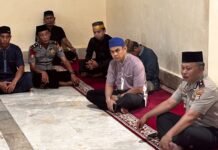 Perkuat Kedekatan dengan Masyarakat, Wakapolres Pasangkayu Pimpin Shalat Subuh Keliling