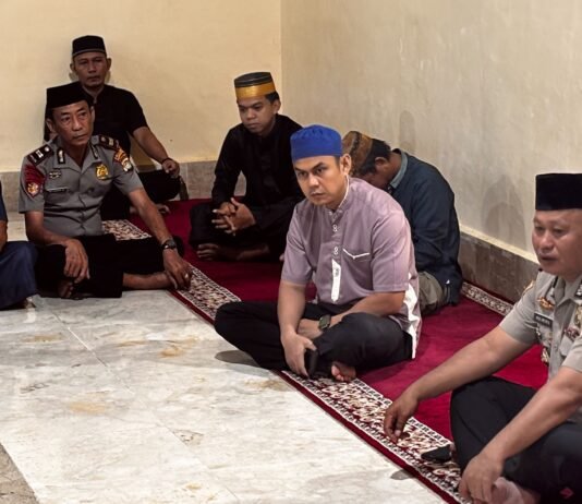 Perkuat Kedekatan dengan Masyarakat, Wakapolres Pasangkayu Pimpin Shalat Subuh Keliling