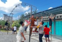 Bhabinkamtibmas Polsek Baras Bantu Warga Pasang Tenda Pernikahan, Wujud Pelayanan Humanis Polri