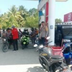 Bhabinkamtibmas Pantau Aktivitas Warga di SPBU Nunu, Cegah Antrean Semrawut dan Kemacetan