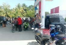 Bhabinkamtibmas Pantau Aktivitas Warga di SPBU Nunu, Cegah Antrean Semrawut dan Kemacetan