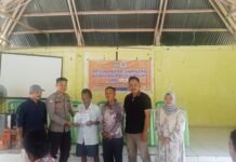 Bhabinkamtibmas Polsek Bambalamotu Pantau Penyaluran BLT-DD di Desa Kalola, 10 KPM Terima Bantuan