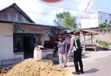 Cegah Gangguan Lalu Lintas, Unit Kamsel Polres Pasangkayu Imbau Warga Tidak Menaruh Material Bangunan di Bahu Jalan