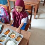 Bhabinkamtibmas Kawal Penyaluran MBG di TK Dambaan Ibu, Pastikan Makanan Bergizi Dikonsumsi Siswa