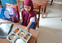 Bhabinkamtibmas Kawal Penyaluran MBG di TK Dambaan Ibu, Pastikan Makanan Bergizi Dikonsumsi Siswa