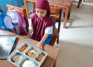 Bhabinkamtibmas Kawal Penyaluran MBG di TK Dambaan Ibu, Pastikan Makanan Bergizi Dikonsumsi Siswa
