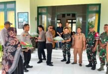 Semarak HUT ke-81 TNI, Polsek Sarudu dan Polsek Baras Berikan Tumpeng untuk Danramil 1427-03/Baras