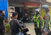 Unit Kamsel Sat Lantas Polres Pasangkayu Edukasi Pengendara, Ingatkan Pentingnya Helm dan Kelengkapan Berkendara