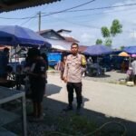 Bhabinkamtibmas Pantau Aktivitas Warga di Pasar Desa Benggaulu, Wujud Kehadiran Polisi di Tengah Masyarakat