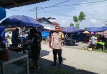 Bhabinkamtibmas Pantau Aktivitas Warga di Pasar Desa Benggaulu, Wujud Kehadiran Polisi di Tengah Masyarakat