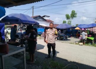Bhabinkamtibmas Pantau Aktivitas Warga di Pasar Desa Benggaulu, Wujud Kehadiran Polisi di Tengah Masyarakat