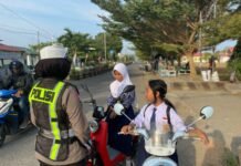 Unit Kamsel Sat Lantas Polres Pasangkayu Edukasi Pengendara, Tekankan Pentingnya Helm dan Kelengkapan Berkendara