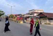 Sat Lantas Polres Pasangkayu Hadir di Tengah Padatnya Aktivitas Pagi, Bantu Pelajar Menyeberang dan Cegah Kecelakaan