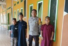 Bhabinkamtibmas Desa Sipakainga Amankan Sholat Jumat, Ajak Jamaah Jaga Kamtibmas