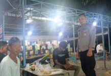 Bhabinkamtibmas Polsek Pasangkayu Pastikan Pasar Malam Desa Tikke Aman dan Kondusif