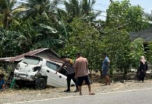 Bhabinkamtibmas Polsek Bambalamotu Sigap Atur Lalu Lintas dan Mediasi Kecelakaan.