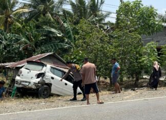 Bhabinkamtibmas Polsek Bambalamotu Sigap Atur Lalu Lintas dan Mediasi Kecelakaan.
