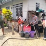 Peduli Kebutuhan Warga, Bhabinkamtibmas Polsek Pasangkayu Bersama Damkar dan BPBD Salurkan Air Bersih di Gunung Sari