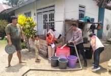 Peduli Kebutuhan Warga, Bhabinkamtibmas Polsek Pasangkayu Bersama Damkar dan BPBD Salurkan Air Bersih di Gunung Sari