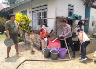 Peduli Kebutuhan Warga, Bhabinkamtibmas Polsek Pasangkayu Bersama Damkar dan BPBD Salurkan Air Bersih di Gunung Sari
