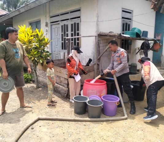 Peduli Kebutuhan Warga, Bhabinkamtibmas Polsek Pasangkayu Bersama Damkar dan BPBD Salurkan Air Bersih di Gunung Sari