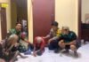 Sigap dan Humanis, Bhabinkamtibmas Polsek Bambalamotu Bantu Lansia Tersesat Kembali ke Keluarga