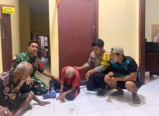 Sigap dan Humanis, Bhabinkamtibmas Polsek Bambalamotu Bantu Lansia Tersesat Kembali ke Keluarga