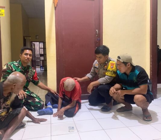 Sigap dan Humanis, Bhabinkamtibmas Polsek Bambalamotu Bantu Lansia Tersesat Kembali ke Keluarga