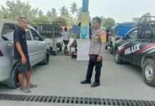 Jaga Ketertiban Antrean BBM, Bhabinkamtibmas Polsek Sarudu Hadir Berikan Rasa Aman kepada Masyarakat