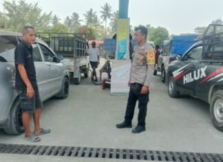 Jaga Ketertiban Antrean BBM, Bhabinkamtibmas Polsek Sarudu Hadir Berikan Rasa Aman kepada Masyarakat