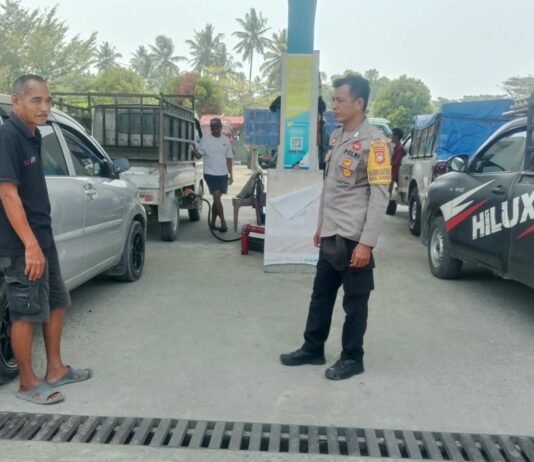 Jaga Ketertiban Antrean BBM, Bhabinkamtibmas Polsek Sarudu Hadir Berikan Rasa Aman kepada Masyarakat