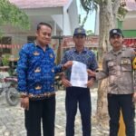 Penulisan Bhabinkamtibmas Salurkan Undangan Jalur Prestasi SMA Kemala Taruna Bhayangkara kepada Siswa SMPN 1 Pedongga